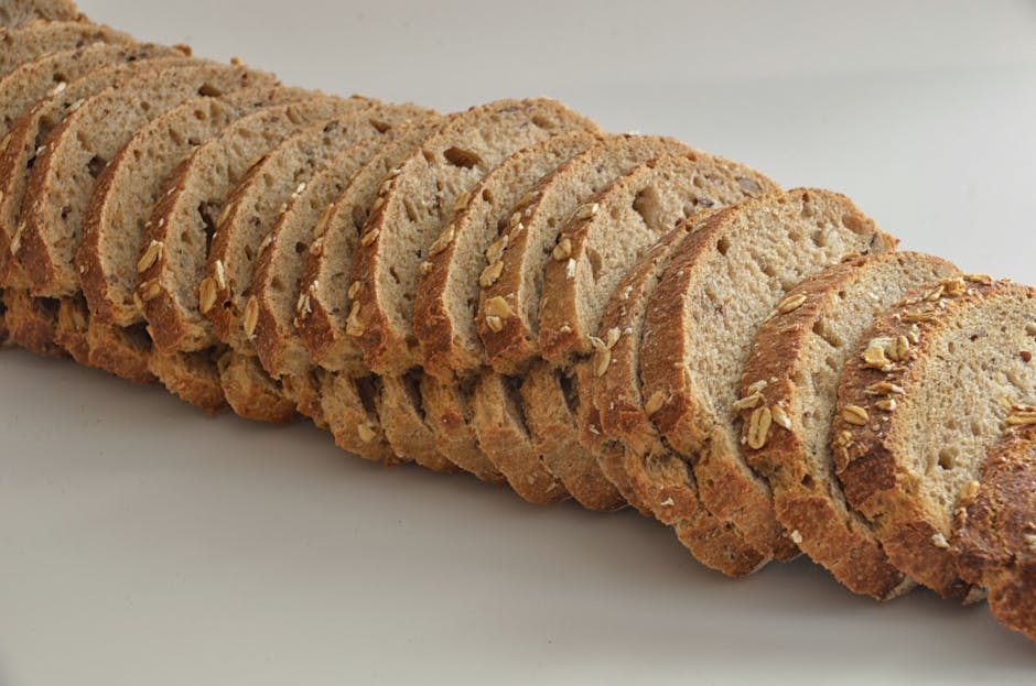 Banana bread aux flocons d'avoine tranché sur planche en bois