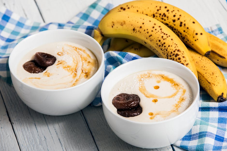 Banane mûre écrasée dans un bol pour préparation petit-déjeuner