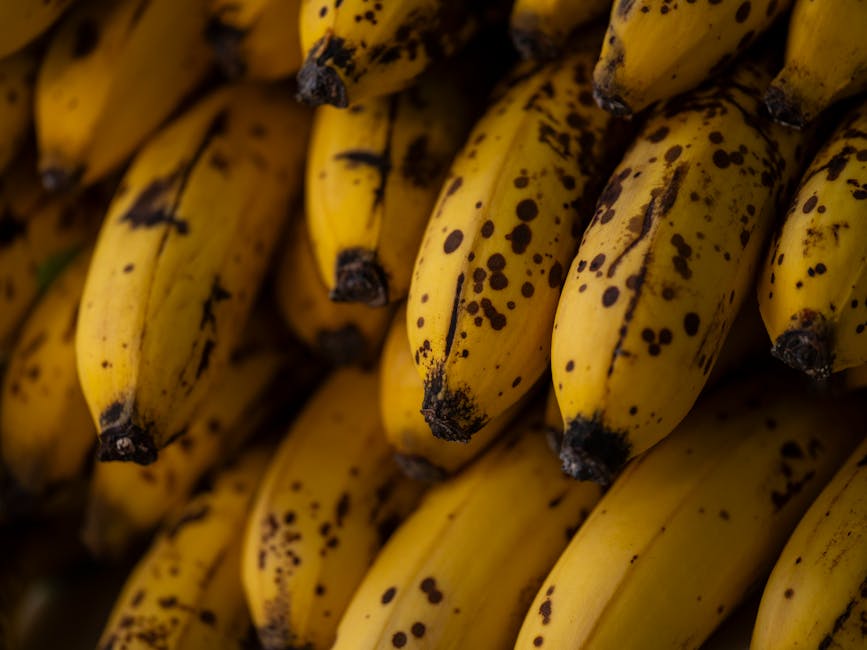 Bananes mûres tachées prêtes pour la cuisson
