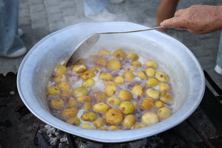 Confiture en train de cuire dans une bassine en cuivre
