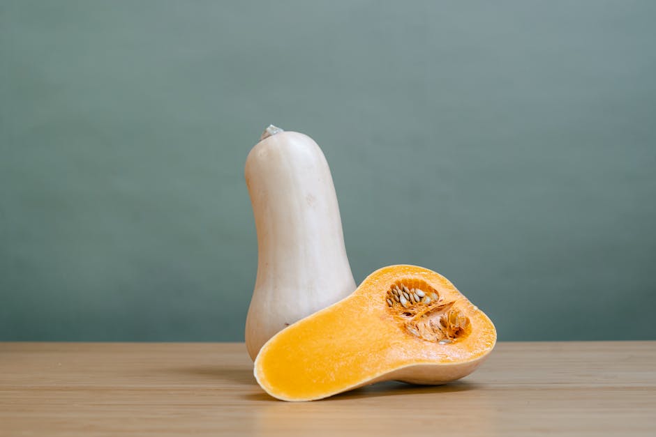 Butternut découpé en cubes sur une planche en bois