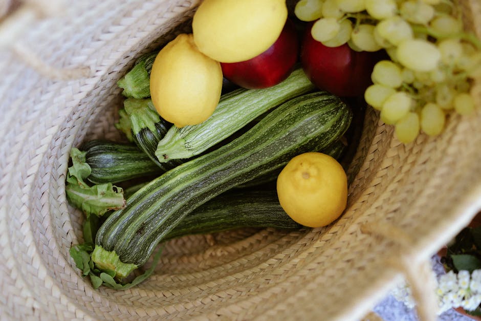 Panier en osier rempli de légumes frais de saison