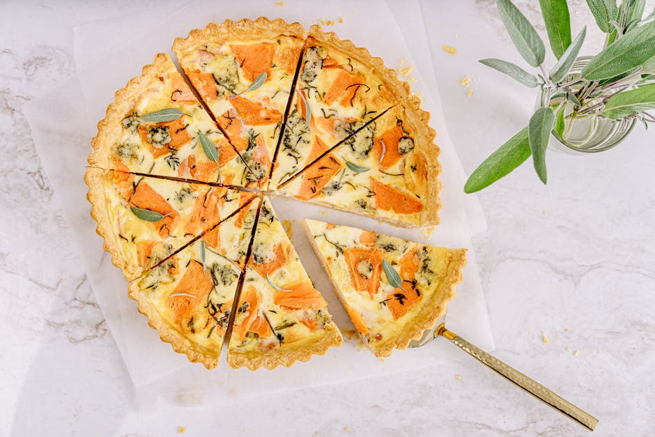 Part de quiche aux légumes coupée sur une assiette