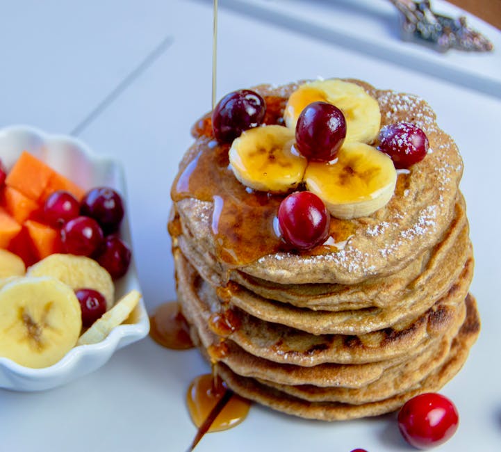 Pile de pancakes au sirop d'érable et banane fraîche