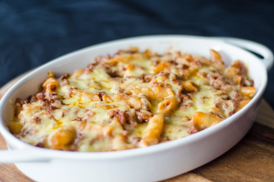 Plat à gratin couvert de fromage râpé doré