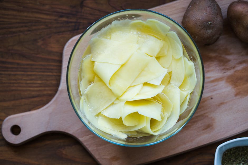 Pommes de terre en rondelles préparées pour tartiflette