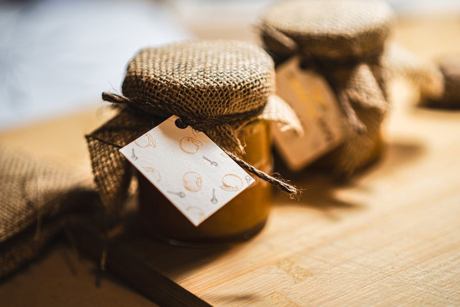 Pots de confiture d'abricots maison en bocaux étiquetés