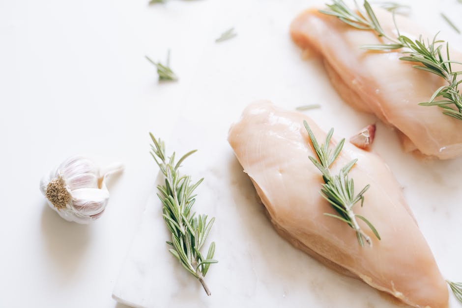 Poulet cru assaisonné aux herbes prêt pour le four
