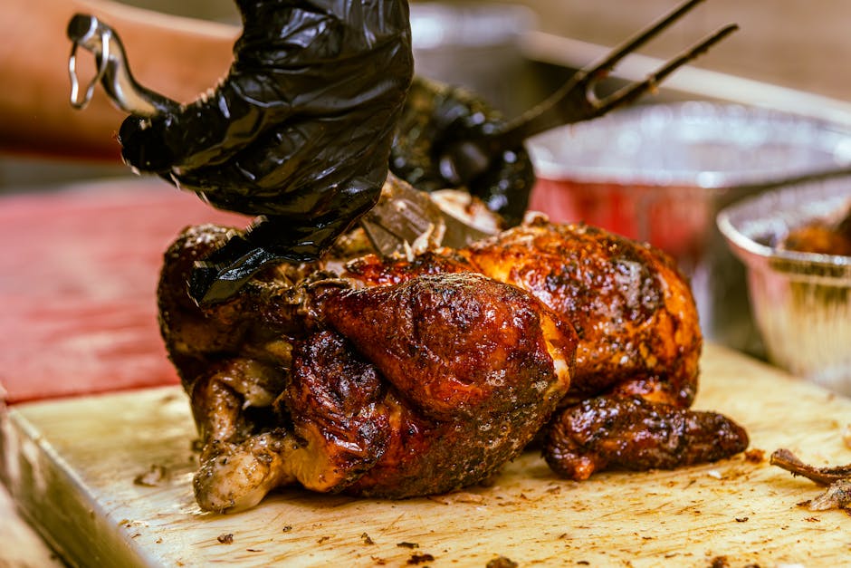 Poulet rôti découpé posé sur un plat de service