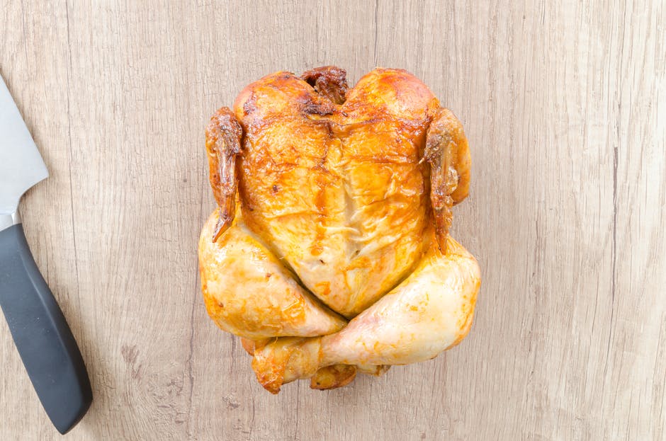 Poulet rôti entier doré au four servi dans un plat de cuisson