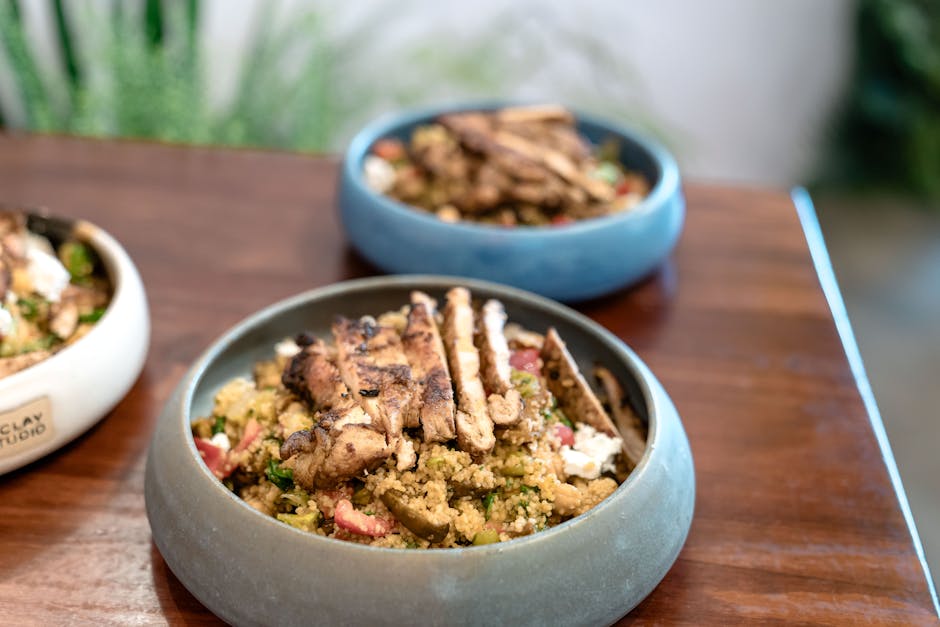 Quinoa en grains servi dans un bol blanc