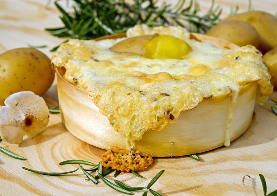 Tartiflette dorée au reblochon sortie du four en plat à gratin