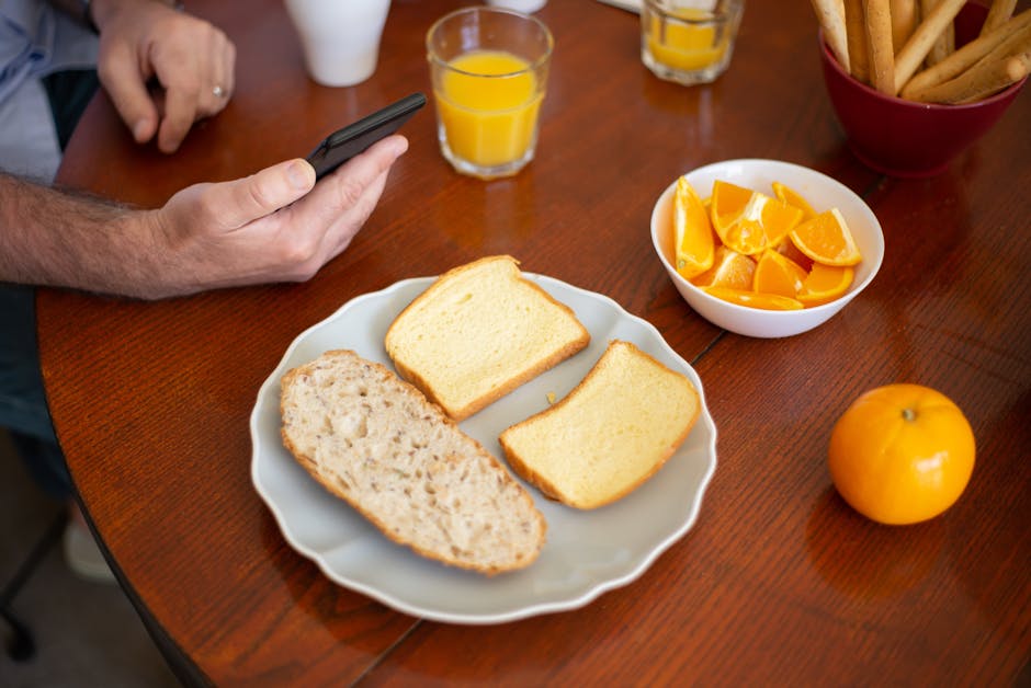 Tranche de banana bread avec café au petit-déjeuner